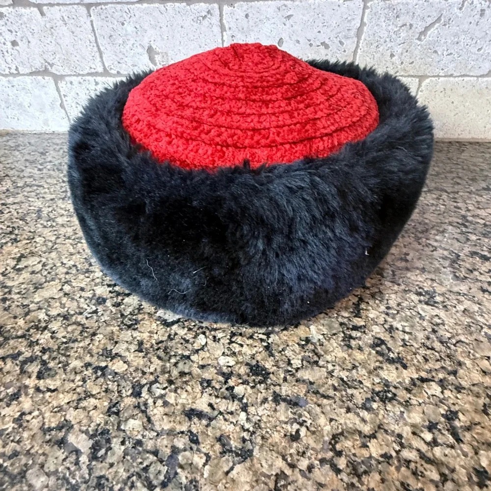 BETMAR New York Vintage Bucket Style Hat Red Chenille & Black‎ Faux Fur